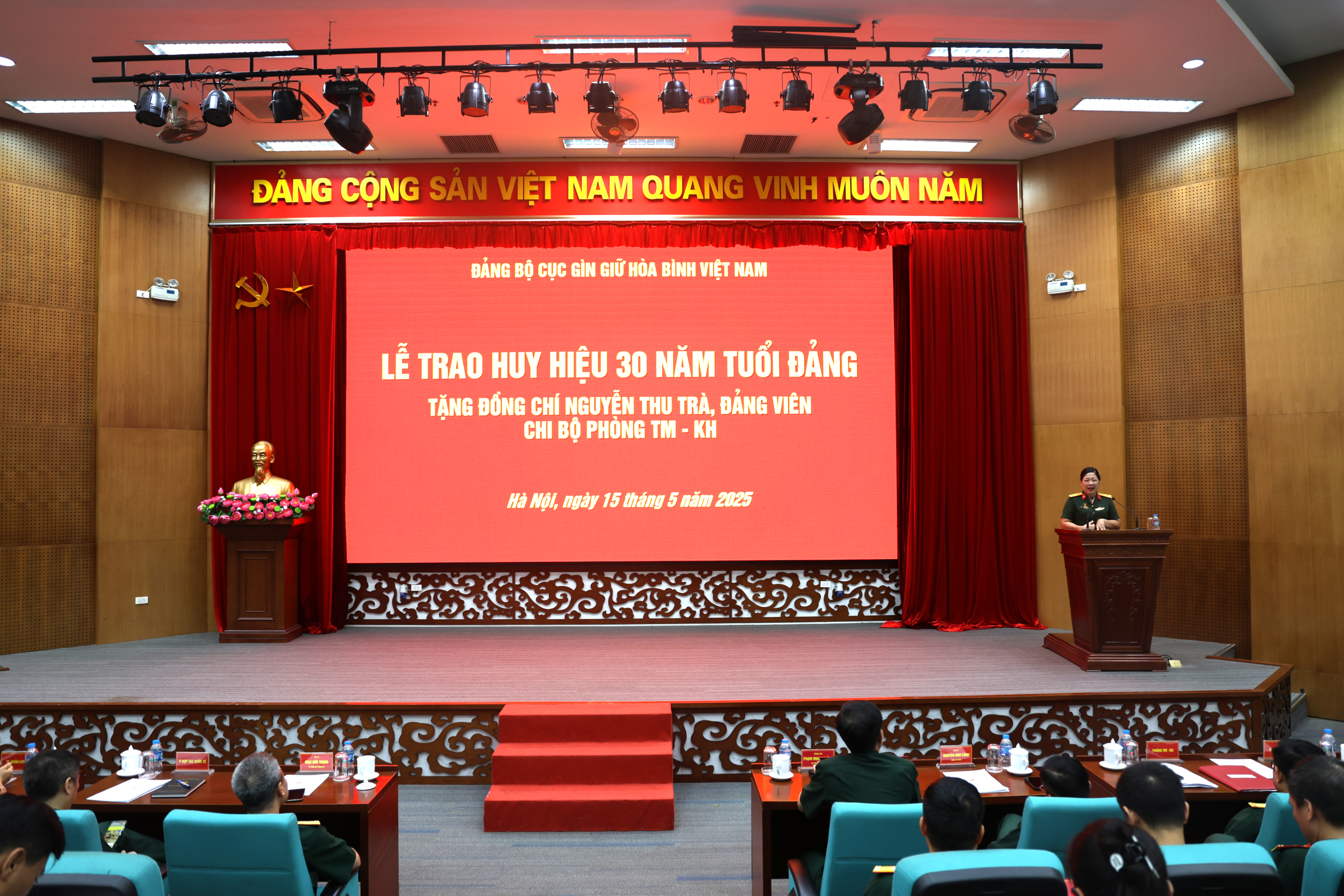 /UploadStore/admin/250515 Trao huy hieu Dang/02.png